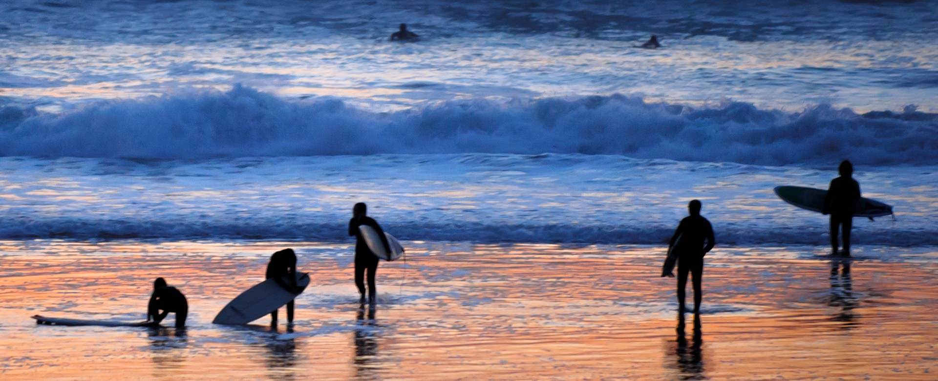 Una sessione di surf al tramonto in un altro campo